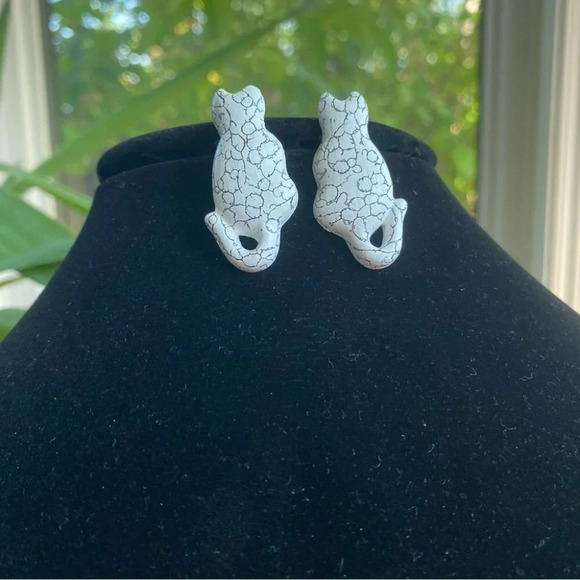 Crackle Cat Earnings Perched - Picture 1 of 8